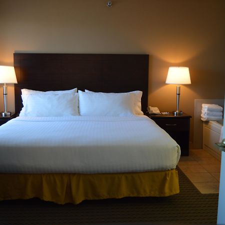 Holiday Inn Express & Suites Winner By Ihg Exterior foto