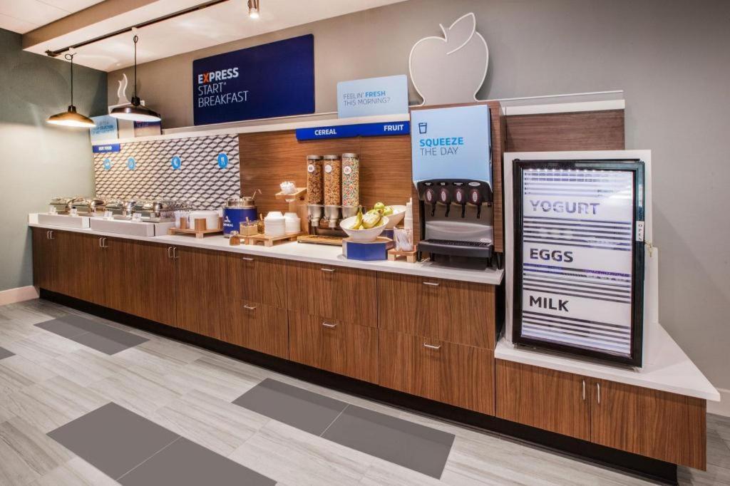Holiday Inn Express & Suites Winner By Ihg Exterior foto