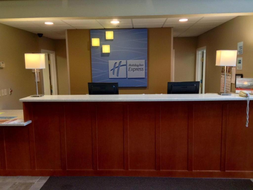 Holiday Inn Express & Suites Winner By Ihg Exterior foto