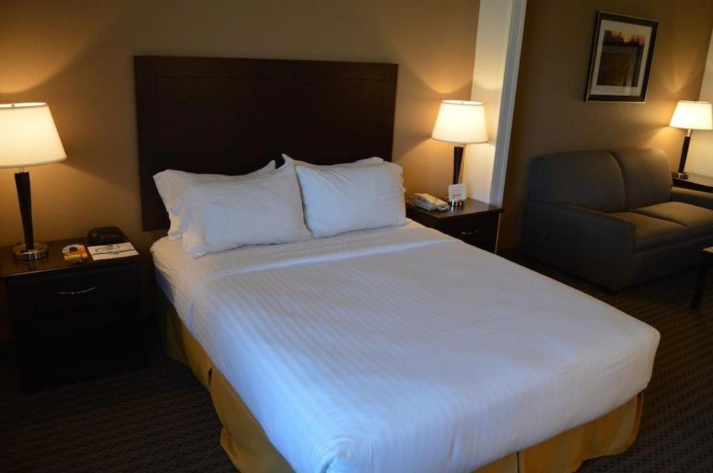 Holiday Inn Express & Suites Winner By Ihg Exterior foto