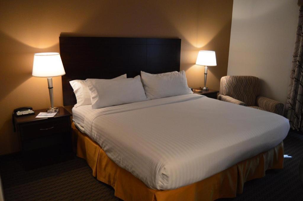 Holiday Inn Express & Suites Winner By Ihg Exterior foto
