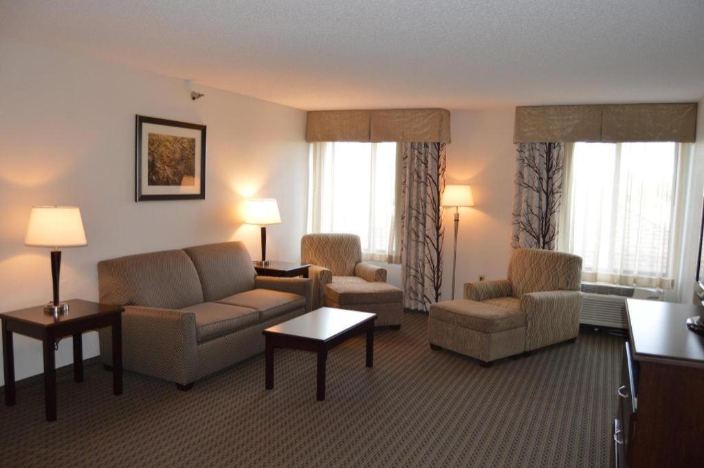 Holiday Inn Express & Suites Winner By Ihg Exterior foto